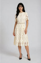 Vestido Midi de Encaje Troquelado